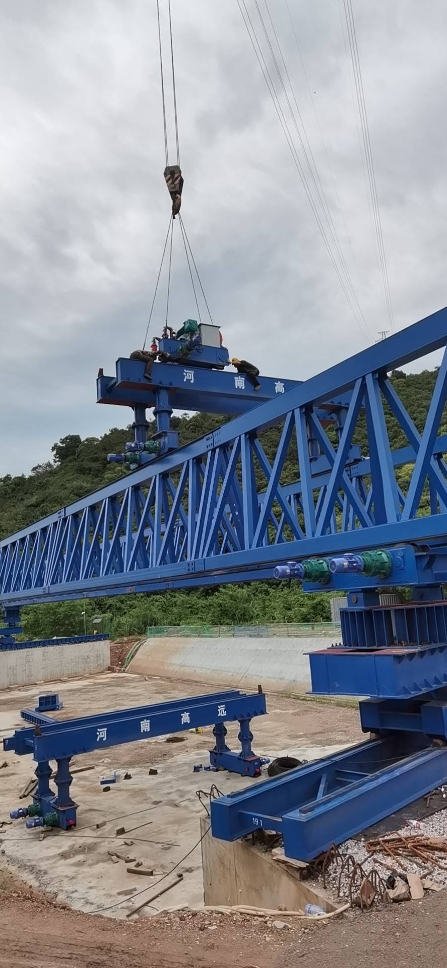 黃岡華鑫建筑勞務有限公司，深圳寶安區(qū)石清大道一期道路工程上跨廣深客運專線橋梁工程，采購全新式QYLQ50m-220t架橋機