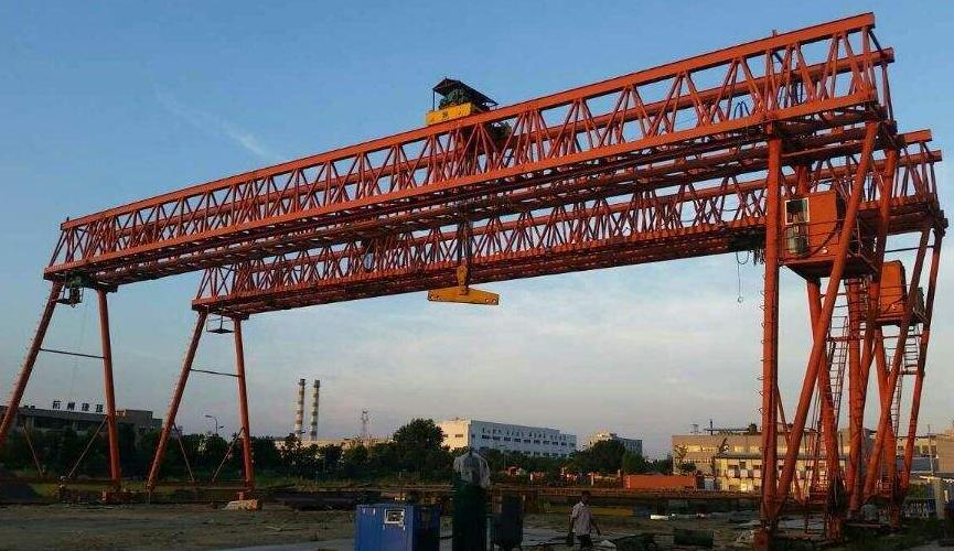 MG80/10T龍門吊在裝卸物料時應(yīng)注意什么？廠家給您解答