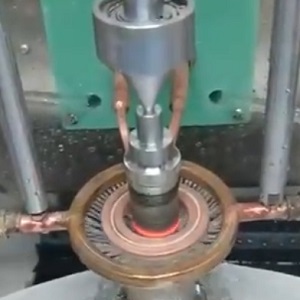 當(dāng)采用高頻感應(yīng)加熱設(shè)備對鉆桿接頭進(jìn)行熱處理時，需要注意哪些方面？